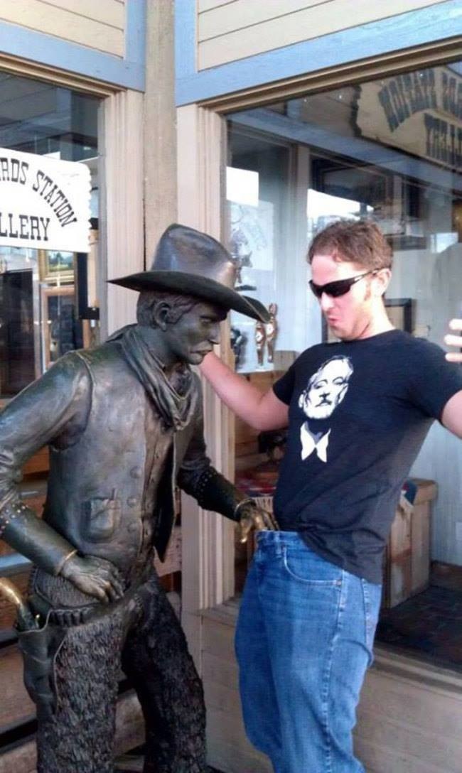 lustige fotos mit statuen penisgrapscher cowboy
