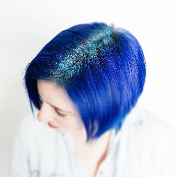 Haaransatz mit Glitzer in blau