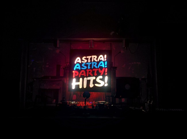 bi nuu! bi nuu! party! hits! karten gewinnen sleaze