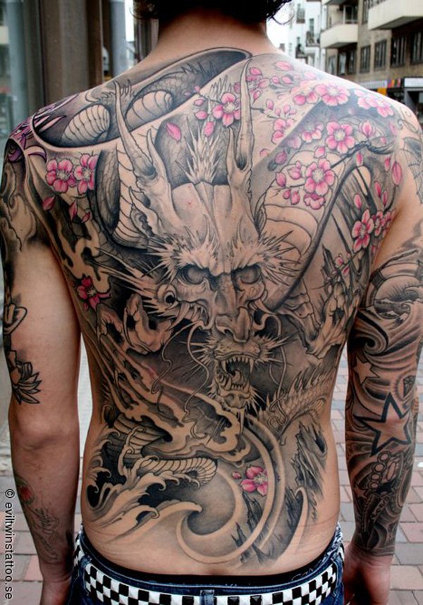 japanisches tattoo drache japanischer drache rückentattoo