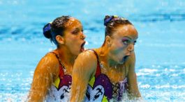 synchronschwimmerinnen in aktion