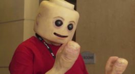 menschliche lego-figur tested youtube comic-con san diego