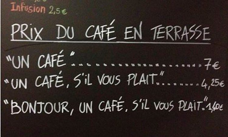 ein café bringt gästen manieren bei frankreich