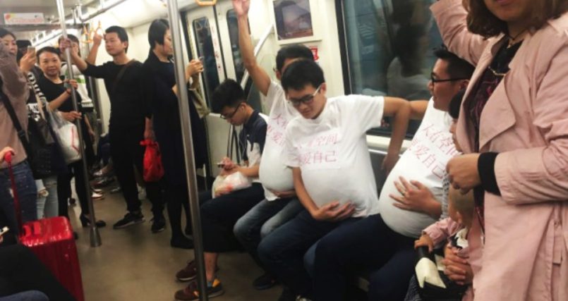 schwangere männer in der ubahn für mehr sitzplätze